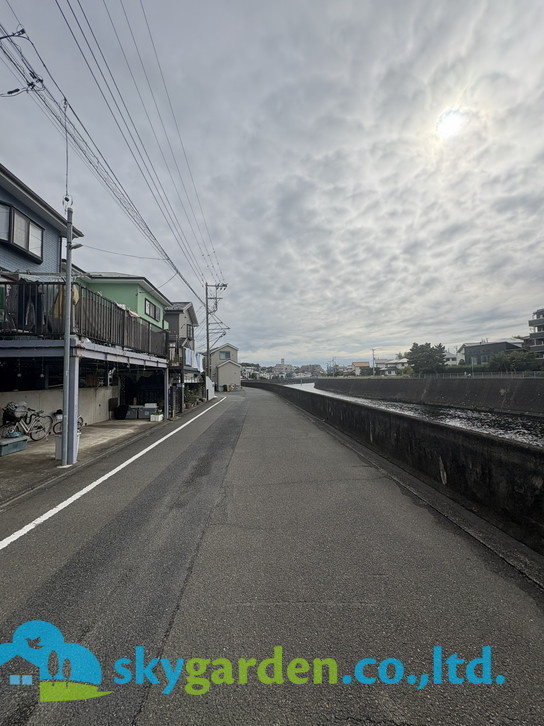 藤沢市片瀬1期　新築戸建　全2棟1号棟の前面道路含む現地写真