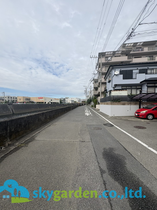 藤沢市片瀬1期　新築戸建　全2棟1号棟の前面道路含む現地写真