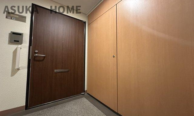 ニューシティ東戸塚　東の街四号館の玄関|木目調の玄関ドアが豪華です。