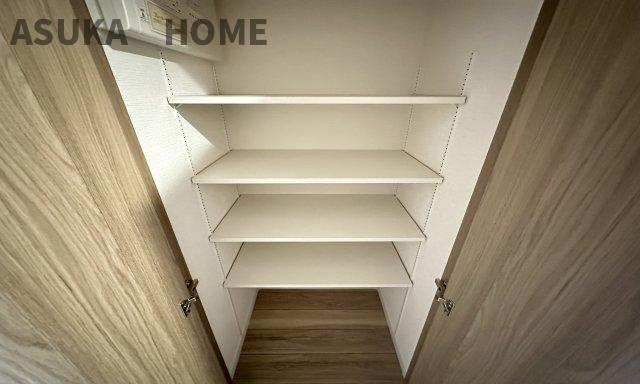 ニューシティ東戸塚　東の街四号館の収納|収納庫があり、何かとこまごましたものを収納するのに嬉しいですね。
