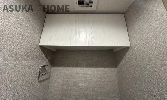 ニューシティ東戸塚　東の街四号館のトイレ|トイレ上部には収納棚があります。