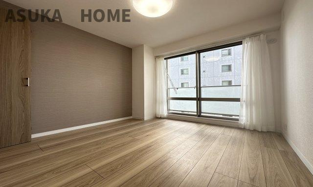 ニューシティ東戸塚　東の街四号館の洋室|大きい窓のある洋室です。アクセントクロスが素敵です。