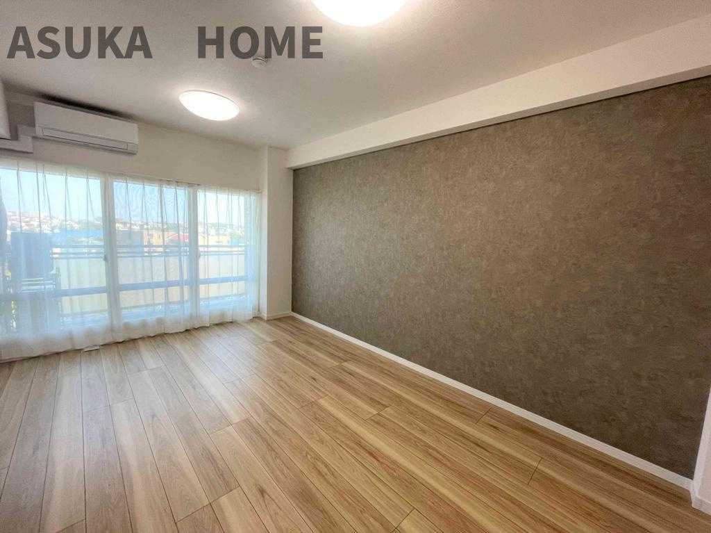 ニューシティ東戸塚　東の街四号館の居間・リビング|充分な広さと落ち着いたデザインの心地良いリビングです♪