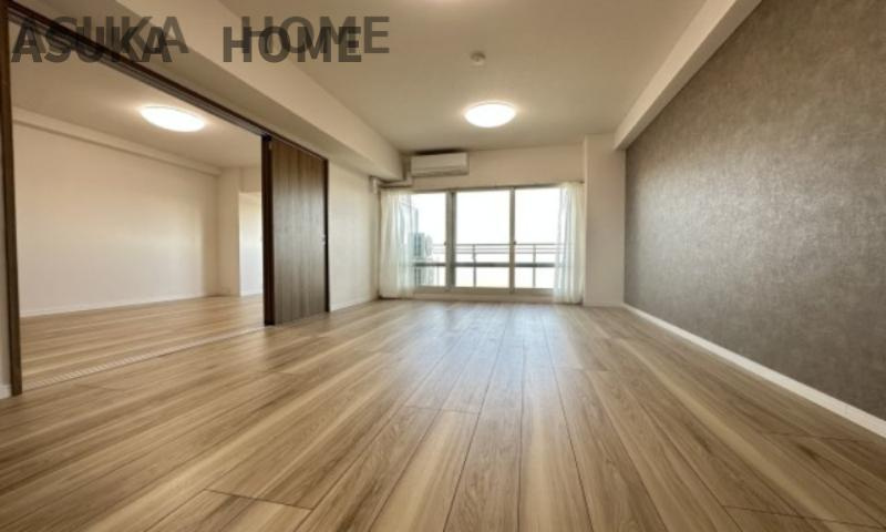 ニューシティ東戸塚　東の街四号館の居間・リビング|充分な広さと落ち着いたデザインの心地良いリビングです♪