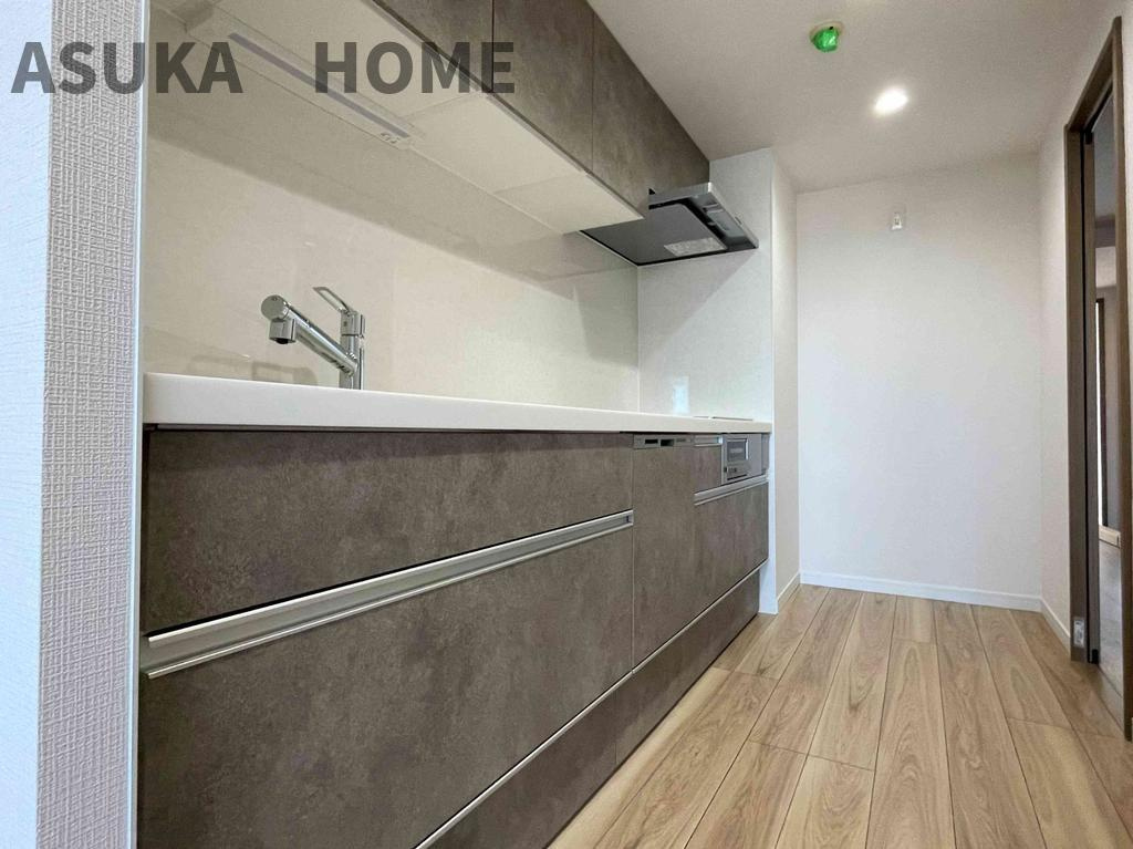 ニューシティ東戸塚　東の街四号館のキッチン|ご夫婦や親子での料理をする時間が楽しくなる使い勝手の良い、広いワークトップ♪