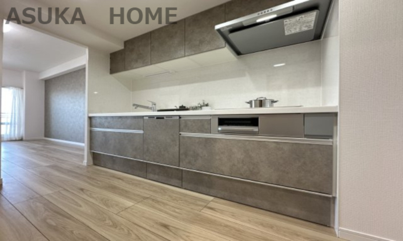 ニューシティ東戸塚　東の街四号館のキッチン|ご夫婦や親子での料理をする時間が楽しくなる使い勝手の良い、広いワークトップ♪