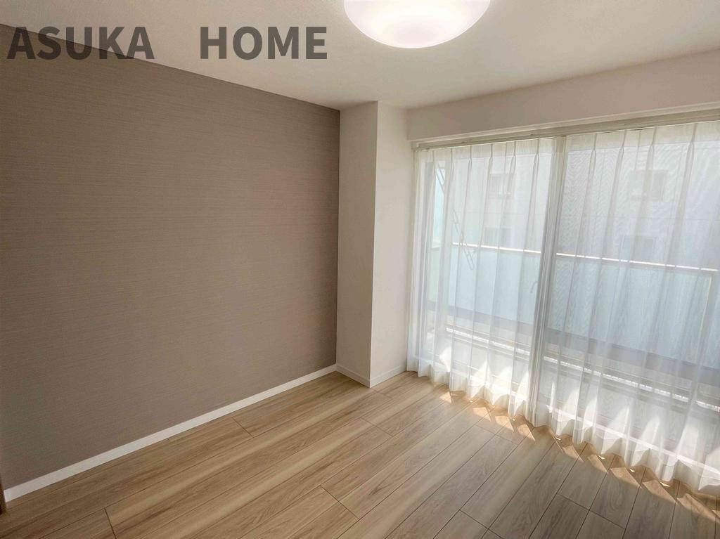 ニューシティ東戸塚　東の街四号館の居間・リビング|大きな窓からたっぷりの日差しが降り注ぐ明るい室内です。