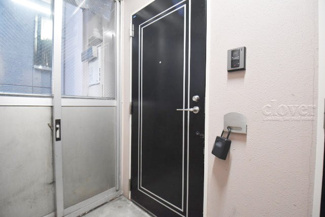 【その他共用部分】 | 皆様をお迎えする、お部屋の玄関ドア。開けやすさや開放角度、ドアノブの操作しやすさや鍵の形状などを、現地で一度ご確認ください。～即日のご見学可能～　お問合せはお気軽にどうぞ。
