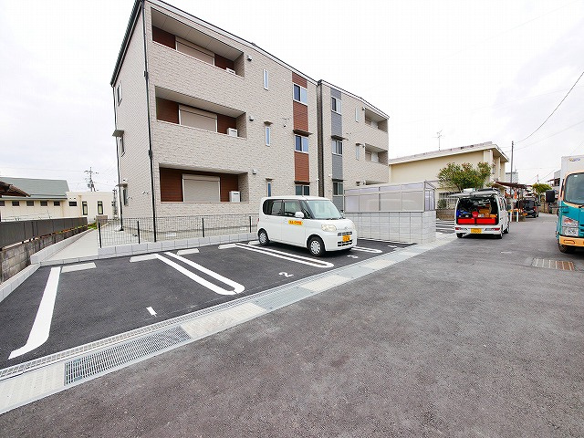 フォレスト木津B棟の駐車場