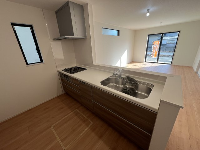 昭島市郷地町2丁目　新築戸建全2棟のキッチン|料理をしながらでもご家族との会話を楽しめる対面キッチン