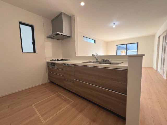 昭島市郷地町2丁目　新築戸建全2棟のキッチン|手元が隠れるキッチンは奥様の味方です。