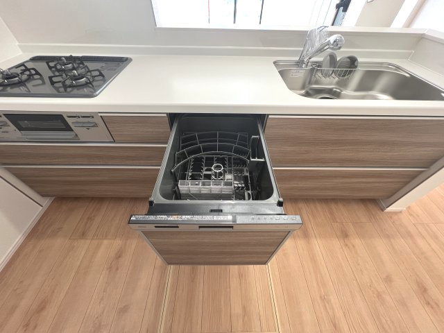 昭島市郷地町2丁目　新築戸建全2棟のキッチン|食器洗乾燥機付きでご家族の食器もスッキリピカピカ☆