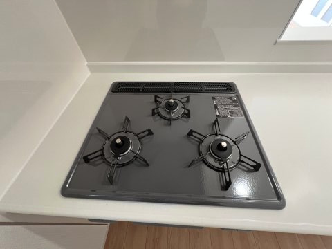 昭島市郷地町2丁目　新築戸建全2棟のキッチン|三口ガスコンロ