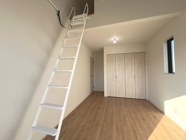昭島市郷地町2丁目　新築戸建全2棟の洋室|【洋室2】7.25帖　上部ロフトにつき天井が高く開放感があります♪