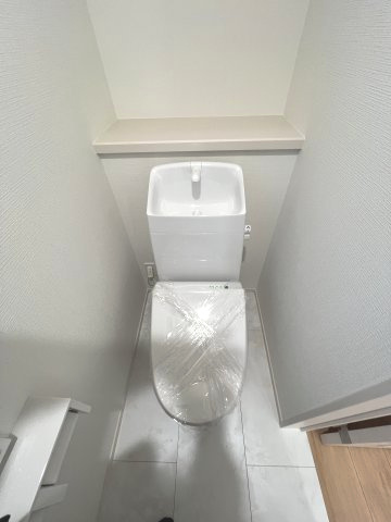 昭島市郷地町2丁目　新築戸建全2棟のトイレ|2階温水シャワートイレ