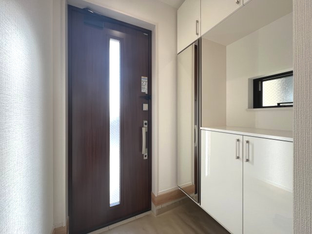 昭島市郷地町2丁目　新築戸建全2棟の玄関|お出かけ前の身だしなみチェックに便利な全身ミラー付き☆