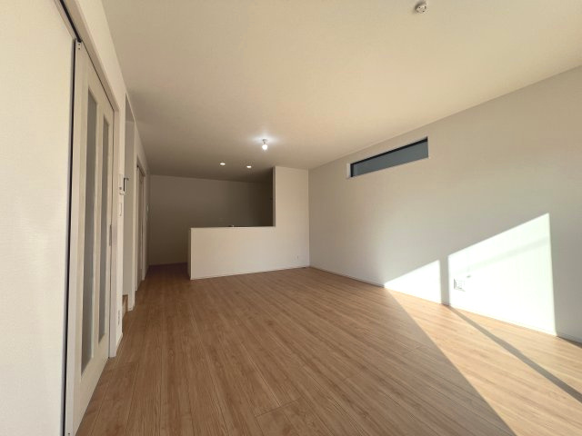 昭島市郷地町2丁目　新築戸建全2棟の居間・リビング|LDK17帖！！