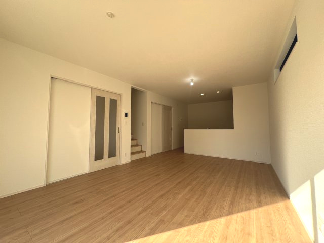 昭島市郷地町2丁目　新築戸建全2棟の居間・リビング|ご家族みんながゆったりくつろげる広々17帖のリビング