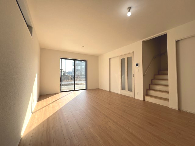 昭島市郷地町2丁目　新築戸建全2棟の居間・リビング|コミュニケーションが増えるリビングイン階段。