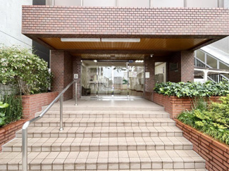 【エントランス】 | お客様を、そして住人を出迎えてくれるマンションのエントランス。ゴミが落ちていないことからも、管理状態の良さや住民の節度の高さが見て取れます。～即日のご見学可能～　お問合せはお気軽にどうぞ。