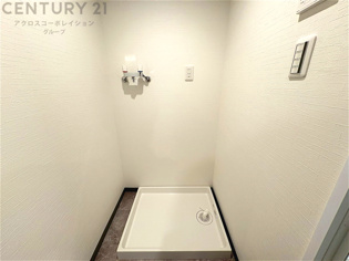 洗濯物の仕分け作業がしやすく、整理整頓が容易になります。洗濯音や湿気を他の部屋に持ち込まず、生活環境を快適に保ちます。上部を活用すれば収納スペースを確保でき洗剤や洗濯用品の整理もしやすくなります。