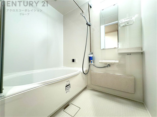 ユニットバスは省スペースでありながら、シンプルな設計と使いやすさを備え、簡便なメンテナンスが可能です。またミラー・小物置き場もあり便利です。