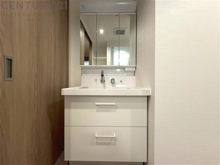 化粧品や洗顔料、歯ブラシなどの必需品をまとめて置ける収納スペースがあり、使用するたびに取り出す手間が省けます。また、水回りのため、濡れても大丈夫な素材が使用されており、お手入れが簡単です。