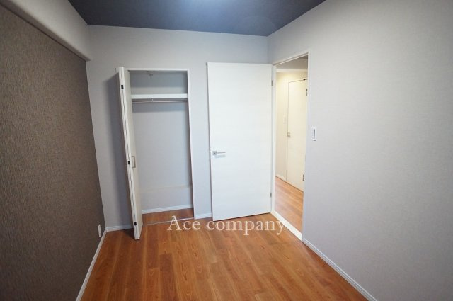 【子供部屋】 | コスモ鶴見緑地 | 【洋室4.8帖】クローゼット完備です♪