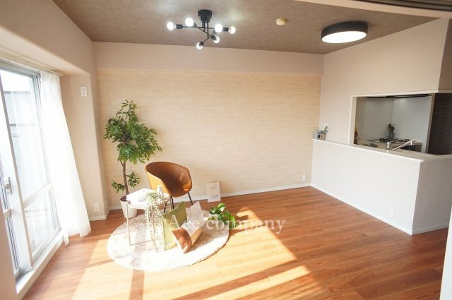 【居間・リビング】 | コスモ鶴見緑地 | 【LDK：約12.3帖】レースカーテン付きです☆