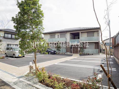 福知山市字岡ノのアパートの駐車場