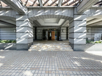 【エントランス】 | お客様を、そして住人を出迎えてくれるマンションのエントランス。ゴミが落ちていないことからも、管理状態の良さや住民の節度の高さが見て取れます。～即日のご見学可能～　お問合せはお気軽にどうぞ。
