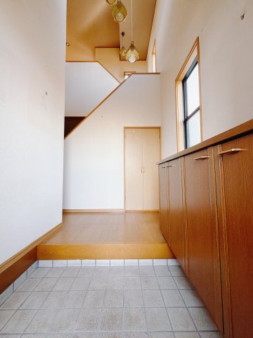 【中古戸建】佐波郡玉村町大字樋越の玄関|■玄関｜毎日の「いってらっしゃい」や「お帰りなさい」を大切なご家族と過ごす玄関は〈使いやすさ〉を追求しております。玄関横の物入は急な来客時でもさっとお片付けできるスペースを確保しています。