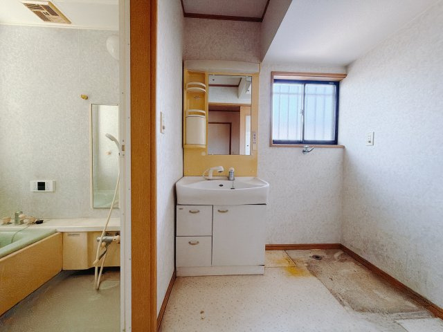 【中古戸建】佐波郡玉村町大字樋越の独立洗面台|■洗面室｜大きな鏡で朝の身支度もラクラク♪毎日の忙しい準備が楽しくなる洗面所です(^^♪