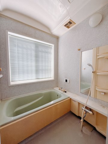 【中古戸建】佐波郡玉村町大字樋越の浴室|■浴室｜足を伸ばしてゆったりと入浴ができる1坪タイプのバスルームです♪備え付けの棚には家族一人一人のシャンプーを分けて置くことができます♪バスルームをいつもすっきりと使えますね♪