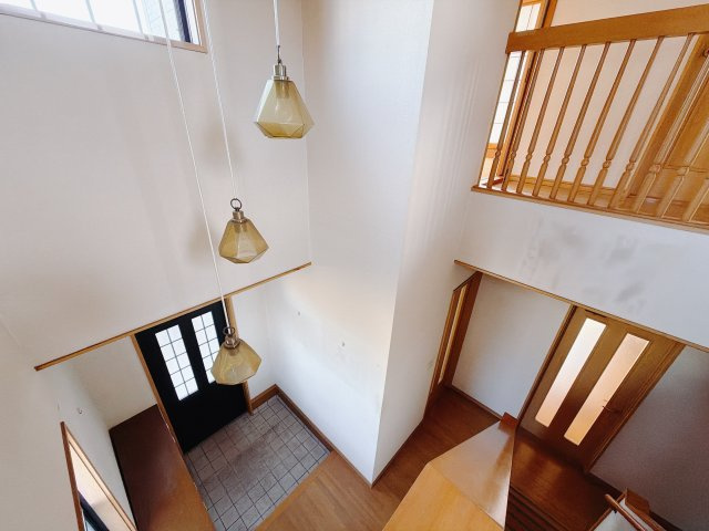【中古戸建】佐波郡玉村町大字樋越の内装|■吹き抜け｜玄関部分は吹き抜けになっています♪開放的な空間になっていますね☆
