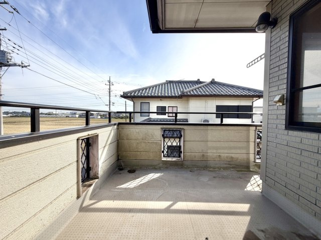 【中古戸建】佐波郡玉村町大字樋越のバルコニー|■バルコニー｜あたたかな陽のひかりを浴びることのできるバルコニー。お洗濯物やお布団を干せば、家族みんなが気持ちよく暮らすことができます(*^^*)