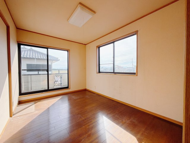 【中古戸建】佐波郡玉村町大字樋越の洋室|■2階洋室｜ナチュラルカラーの床です。模様替えなどとても楽しく工夫できます♪陽当たり、風通しもとても良いので毎日快適な生活スタートです！子供部屋にも良いですね♪