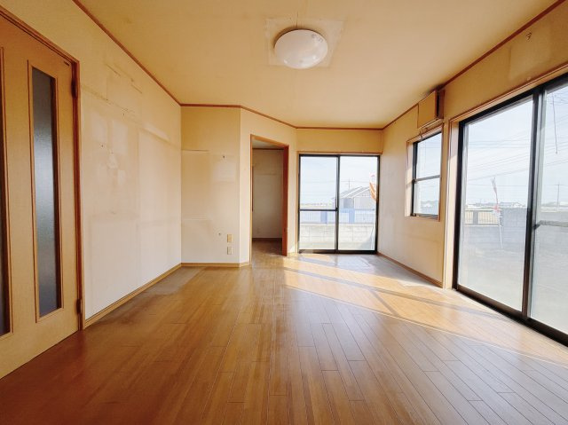 【中古戸建】佐波郡玉村町大字樋越の居間・リビング|■リビング｜落ち着きのある表情を見せるリビングダイニング。太陽の光がたっぷり差し込むリビングは、自然とご家族が集まる居心地の良い空間です。