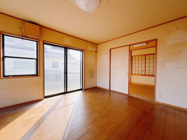 【中古戸建】佐波郡玉村町大字樋越の居間・リビング|■リビング｜窓から射し込む陽射しが縦横に広がり、あたたかな空間を形作ります♪木目のきれいなフローリングとシンプルな壁紙は、一日中家に居ても飽きることなく過ごすことができる素敵な空間です♪