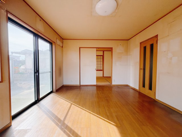 【中古戸建】佐波郡玉村町大字樋越の居間・リビング|■リビング｜時の流れと共に陽射しは装いを変え空間に新たな彩りを与えます。一日中家に居ても飽きることなく過ごすことができる素敵な空間です♪