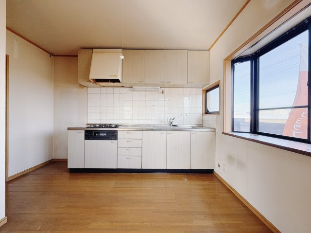 【中古戸建】佐波郡玉村町大字樋越のキッチン|■リビング｜時の流れと共に陽射しは装いを変え空間に新たな彩りを与えます。一日中家に居ても飽きることなく過ごすことができる素敵な空間です♪