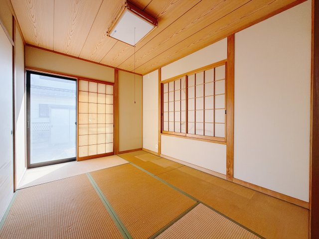 【中古戸建】佐波郡玉村町大字樋越の和室|■1階和室｜意外と場所をとるアイロンがけや、お洗濯物を畳むときにも広々と使うことができ、ちょっと一休みしたいとき、すぐに横になれるのも魅力です♪