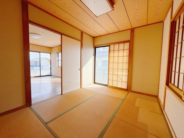 【中古戸建】佐波郡玉村町大字樋越の和室|■1階和室｜和室でしか味わえない畳ならではの香りや素材で和のやすらぎを感じてください♪休日はお子様とお昼寝するのにも最適です！