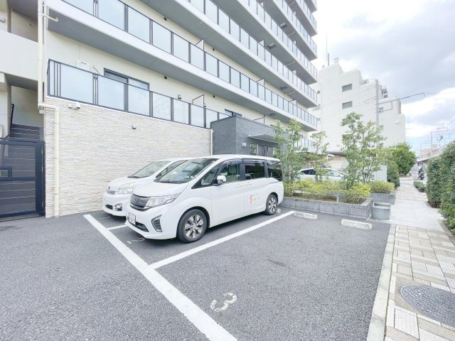 ベルシード梅島ブランシュの駐車場