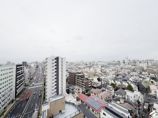 【展望】 | 眼前に広がる空の雄大さと、このお部屋の自慢の一つである「眺望」をご覧ください。毎日、この景色を独り占めできる新生活に夢が広がります。～即日のご見学可能～　お問合せはお気軽にどうぞ。
