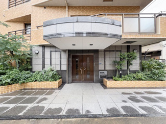 【エントランス】 | お客様を、そして住人を出迎えてくれるマンションのエントランス。ゴミが落ちていないことからも、管理状態の良さや住民の節度の高さが見て取れます。～即日のご見学可能～　お問合せはお気軽にどうぞ。
