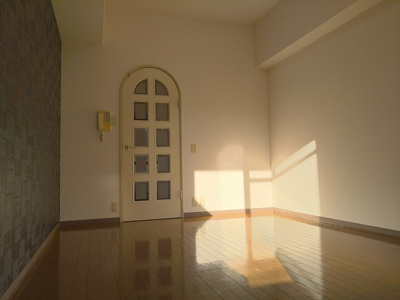 【居間・リビング】 | ミフネセントラルベア東淀川 | 日差しの差し込む明るいお部屋です