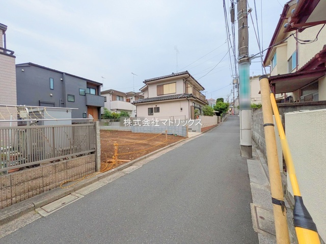 練馬区東大泉7丁目　LDK20帖超×土地30坪　大型省エネ邸宅の前面道路含む現地写真