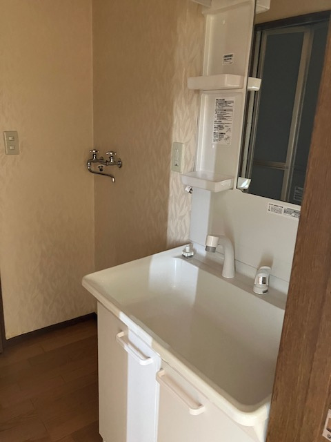 フォーラム東洋C棟の洗面所|明るい洗面所です