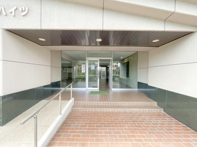 綾瀬グランドハイツのエントランス